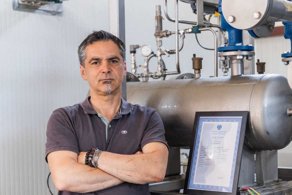 Атанас Кръчмаров, основател на ECOMAAT, пред инсталацията за свръхкритична CO₂ екстракция